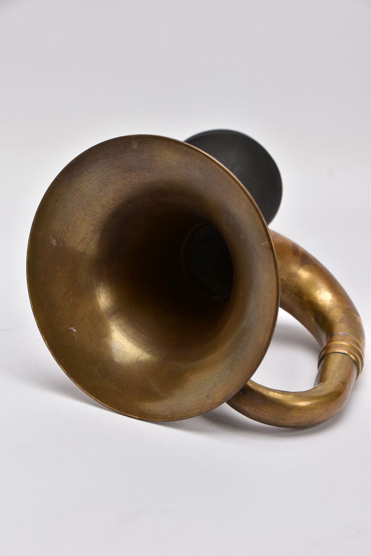 A BRASS AND RUBBER CAR HORN, circa 1910-20, in working order, replacement rubber, length - Bild 3 aus 6