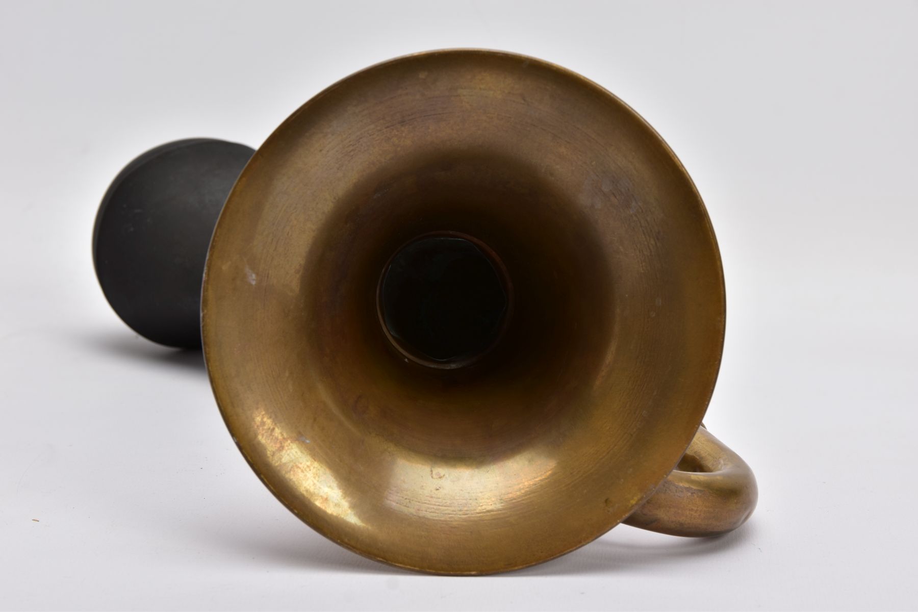 A BRASS AND RUBBER CAR HORN, circa 1910-20, in working order, replacement rubber, length - Bild 6 aus 6
