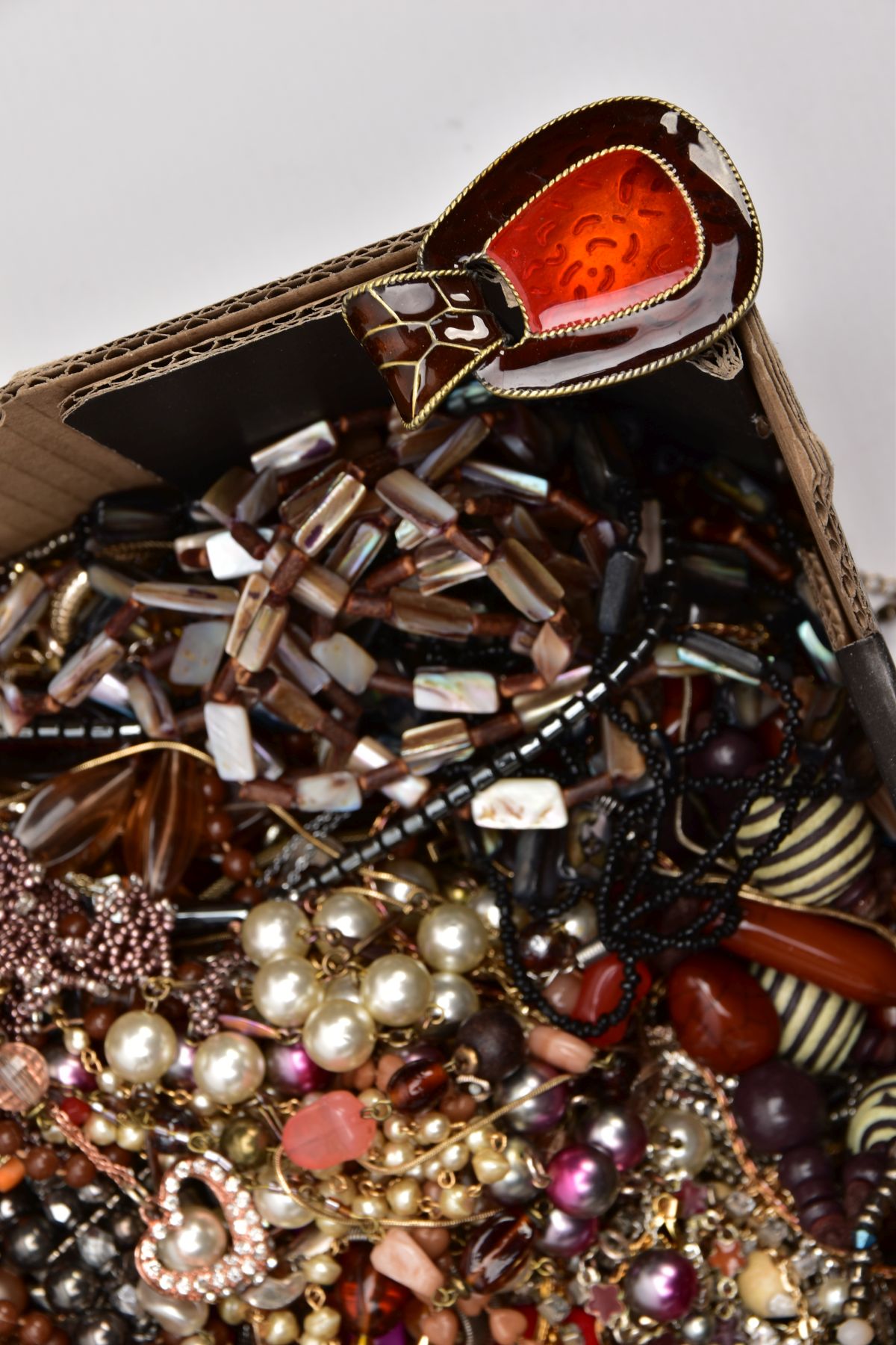 A BOX OF COSTUME JEWELLERY, to include pieces such as a white metal fine curb link chain fitted with - Image 5 of 6
