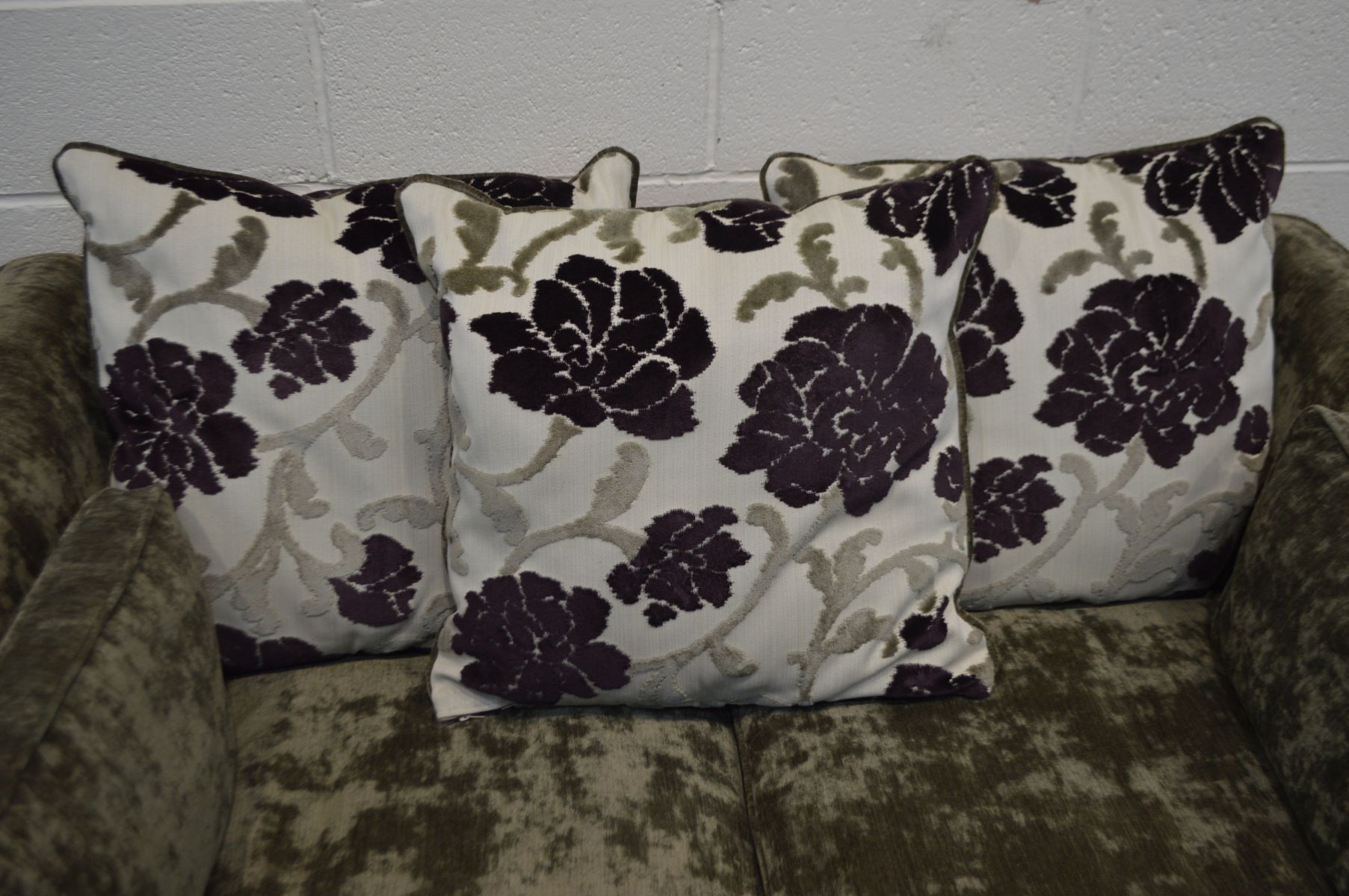 A GREY UPHOLSTERED TWO SEATER SETTEE, with floral back cushions (very good condition) - Image 3 of 4