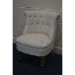 A CREAM BUTTONED UPHOLSTERED BEDROOM CHAIR