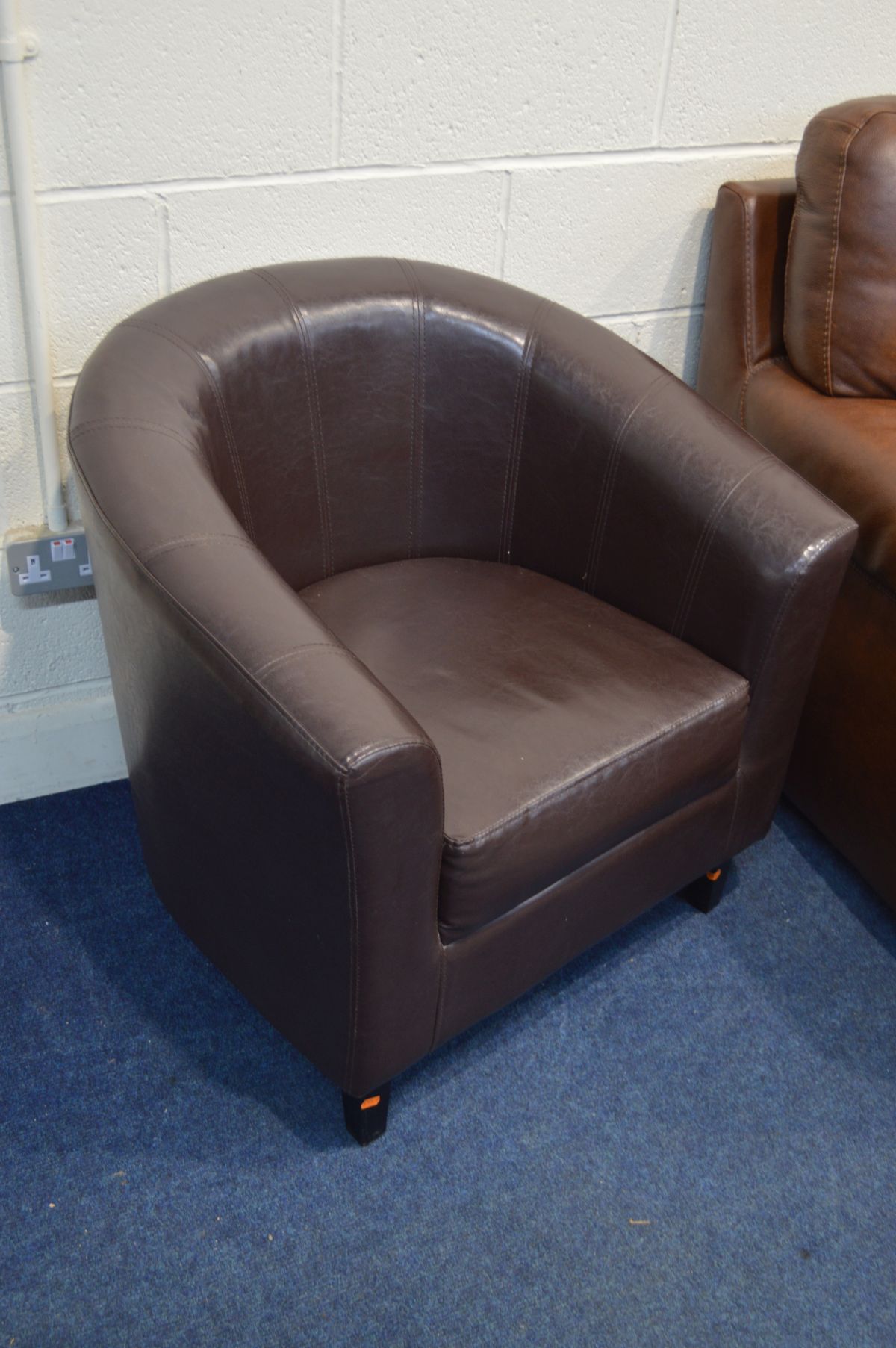 A BROWN LEATHER SISI ITALIA SETTEE, width 163cm, width inner width 118cm x depth 100cm, together - Image 4 of 4