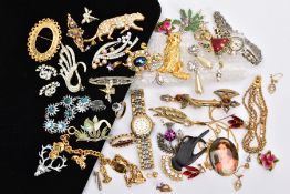 A BAG OF ASSORTED COSTUME JEWELLERY, to include a variety of yellow and white metal costume