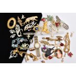 A BAG OF ASSORTED COSTUME JEWELLERY, to include a variety of yellow and white metal costume