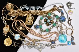 A BAG OF ASSORTED JEWELLERY, to include a rolled gold hinged bangle, with an engraved floral design,