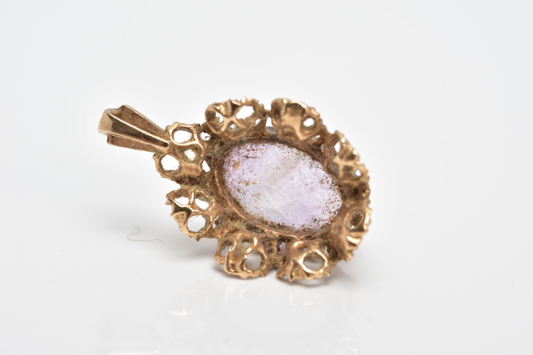 A 9CT GOLD AMETHYST PENDANT, of an oval form, claw set oval cut amethyst, within an openwork rope - Image 4 of 5