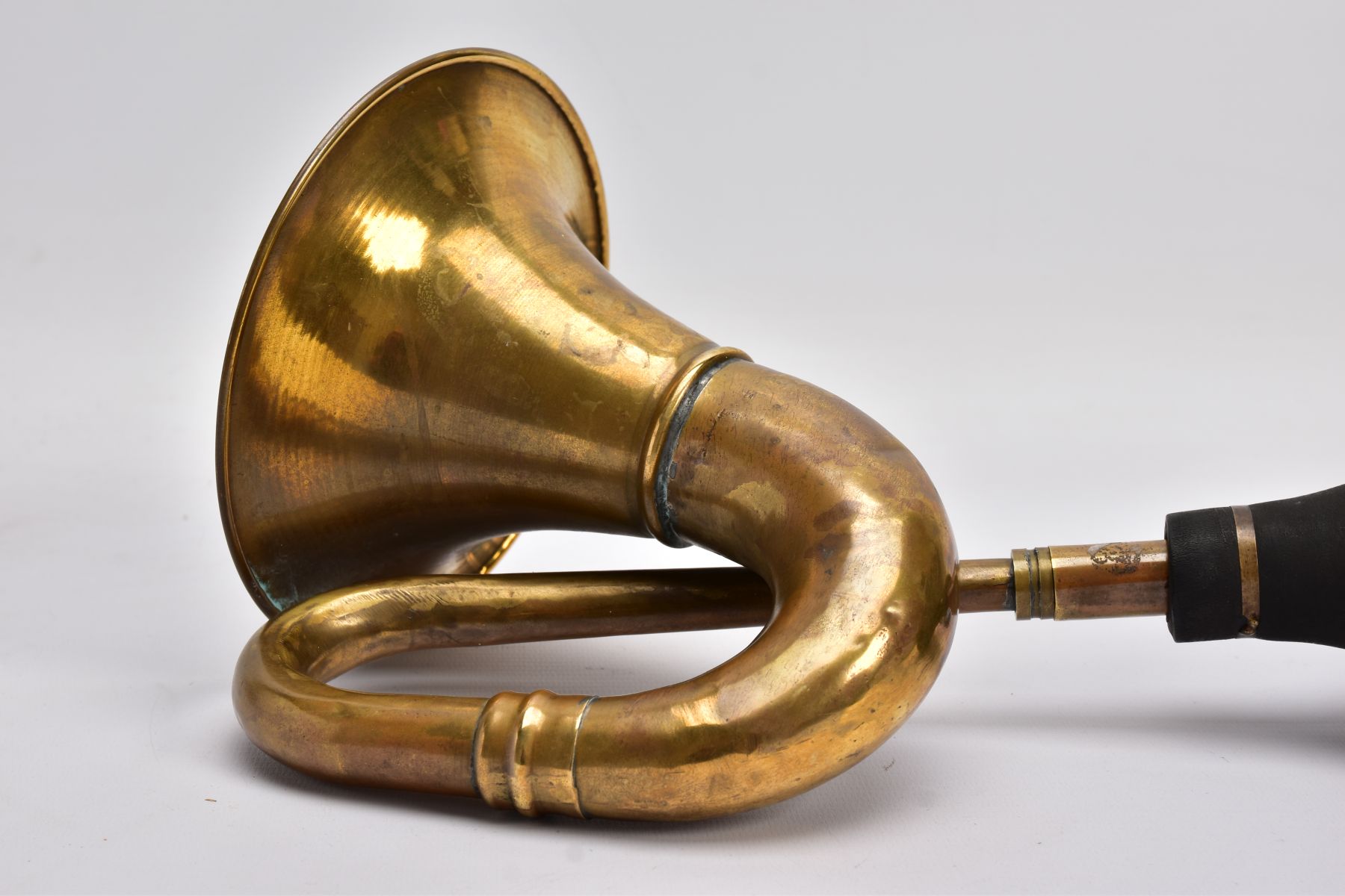 A BRASS AND RUBBER CAR HORN, circa 1910-20, in working order, replacement rubber, length - Bild 5 aus 6