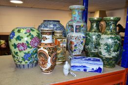 A COLLECTION OF 20TH CENTURY CHINESE/JAPANESE POTTERY AND PORCELAIN VASES, including a snuff bottle,