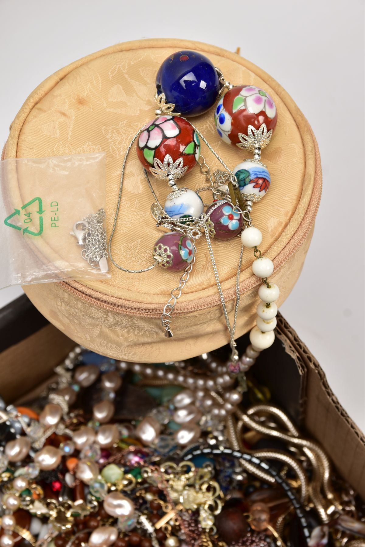 A BOX OF COSTUME JEWELLERY, to include pieces such as a white metal fine curb link chain fitted with - Image 4 of 6