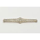 AN EDWARDIAN DIAMOND BAR BROOCH, centring on an old cut diamond, total estimated diamond weight 0.