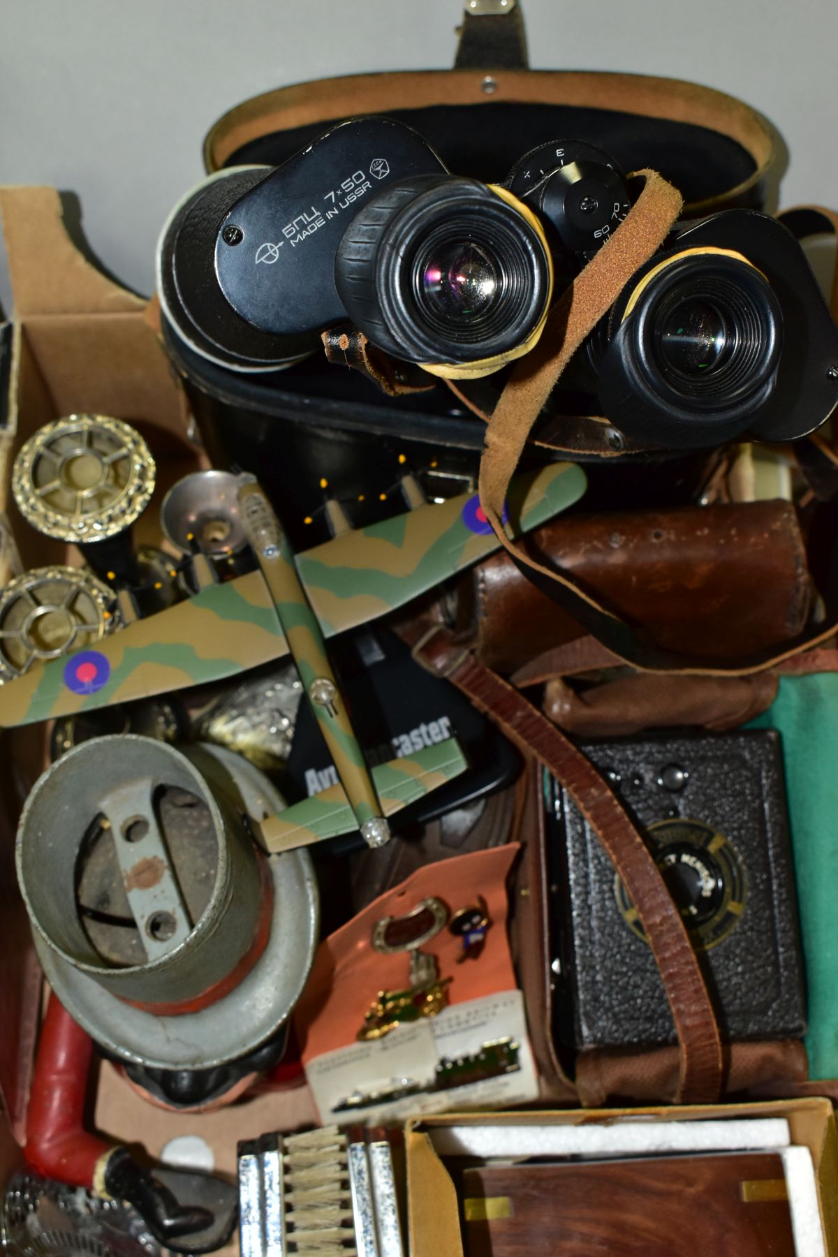 A QUANTITY OF MISCELLANEOUS ITEMS, to include cased Coronet 020 box camera, a P & B Audax folding - Image 4 of 5