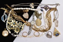 A BAG OF ASSORTED JEWELLERY, to include a cultured freshwater pearl necklace, fitted with a white