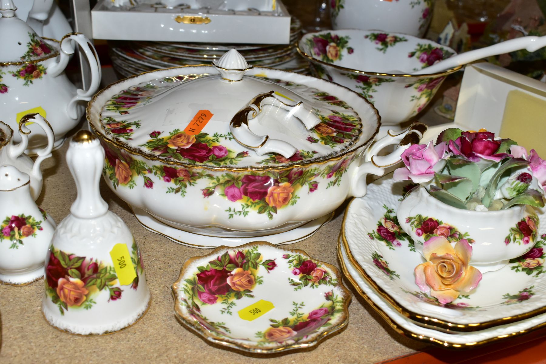 ROYAL ALBERT OLD COUNTRY ROSES PART DINNER SERVICE, comprising twelve dinner plates (six are - Image 3 of 13