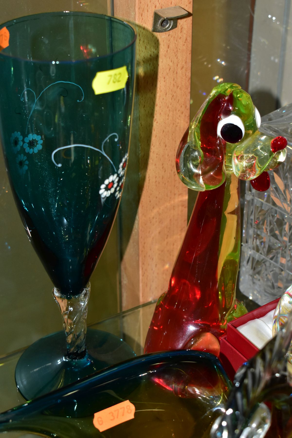 A GROUP OF COLOURED AND CUT GLASSWARES, to include a two bottled tantalus, total height 34cm, with - Image 5 of 12