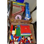 A QUANTITY OF UNBOXED AND ASSORTED LEGO, mainly 1970's and 1980's era items, with a boxed 4D