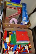 A QUANTITY OF UNBOXED AND ASSORTED LEGO, mainly 1970's and 1980's era items, with a boxed 4D