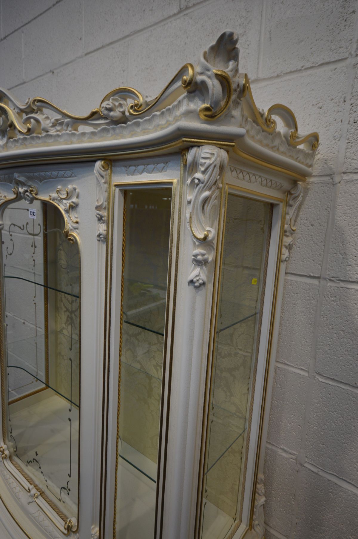 A SILIK BAROQUE ITALIAN DISPLAY CABINET, single door enclosing two shelves, on four shaped legs - Image 3 of 6