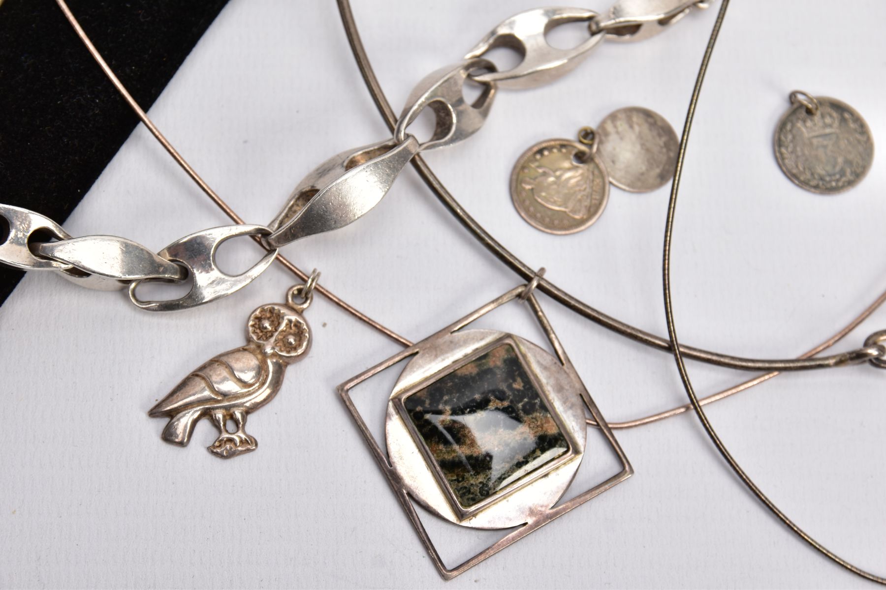 A SELECTION OF SILVER AND WHITE METAL ITEMS, to include a silver charm bracelet, fitted with a heart - Image 4 of 5