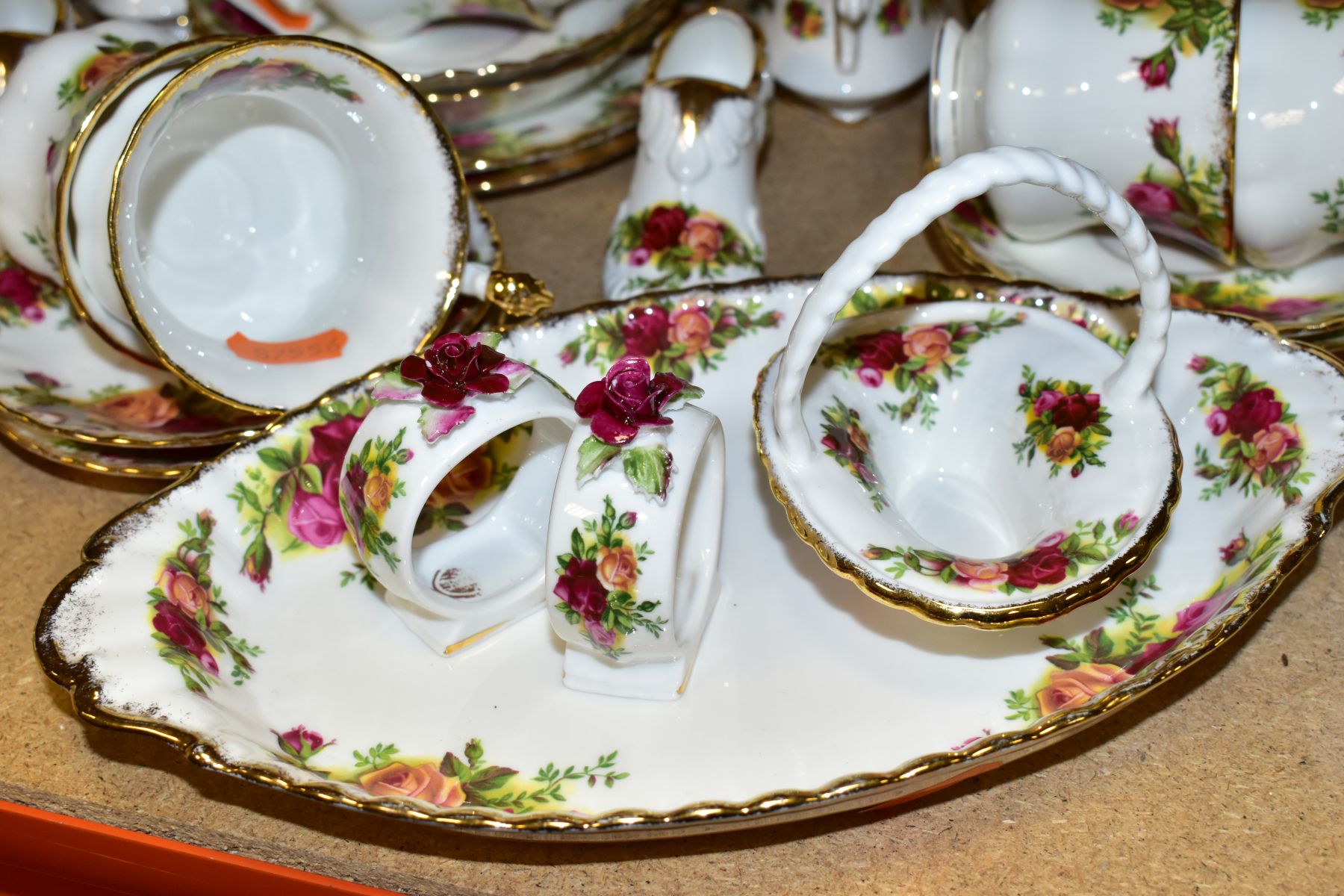 A ROYAL ALBERT OLD COUNTRY ROSES PART DINNER SERVICE AND ORNAMENTAL WARES, comprising ten dinner - Image 3 of 9