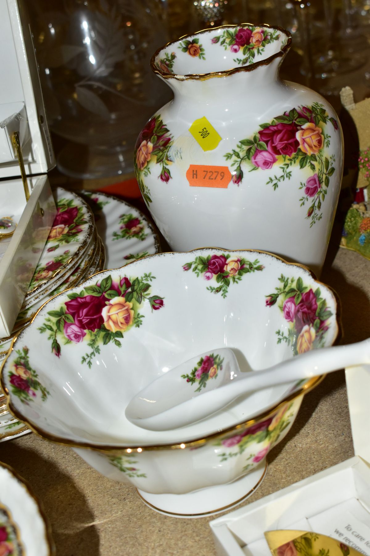 ROYAL ALBERT OLD COUNTRY ROSES PART DINNER SERVICE, comprising twelve dinner plates (six are - Image 11 of 13