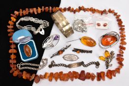 A BOX OF SILVER AND WHITE METAL JEWELLERY AND AN AMBER BEAD NECKLACE, to include an engine turn