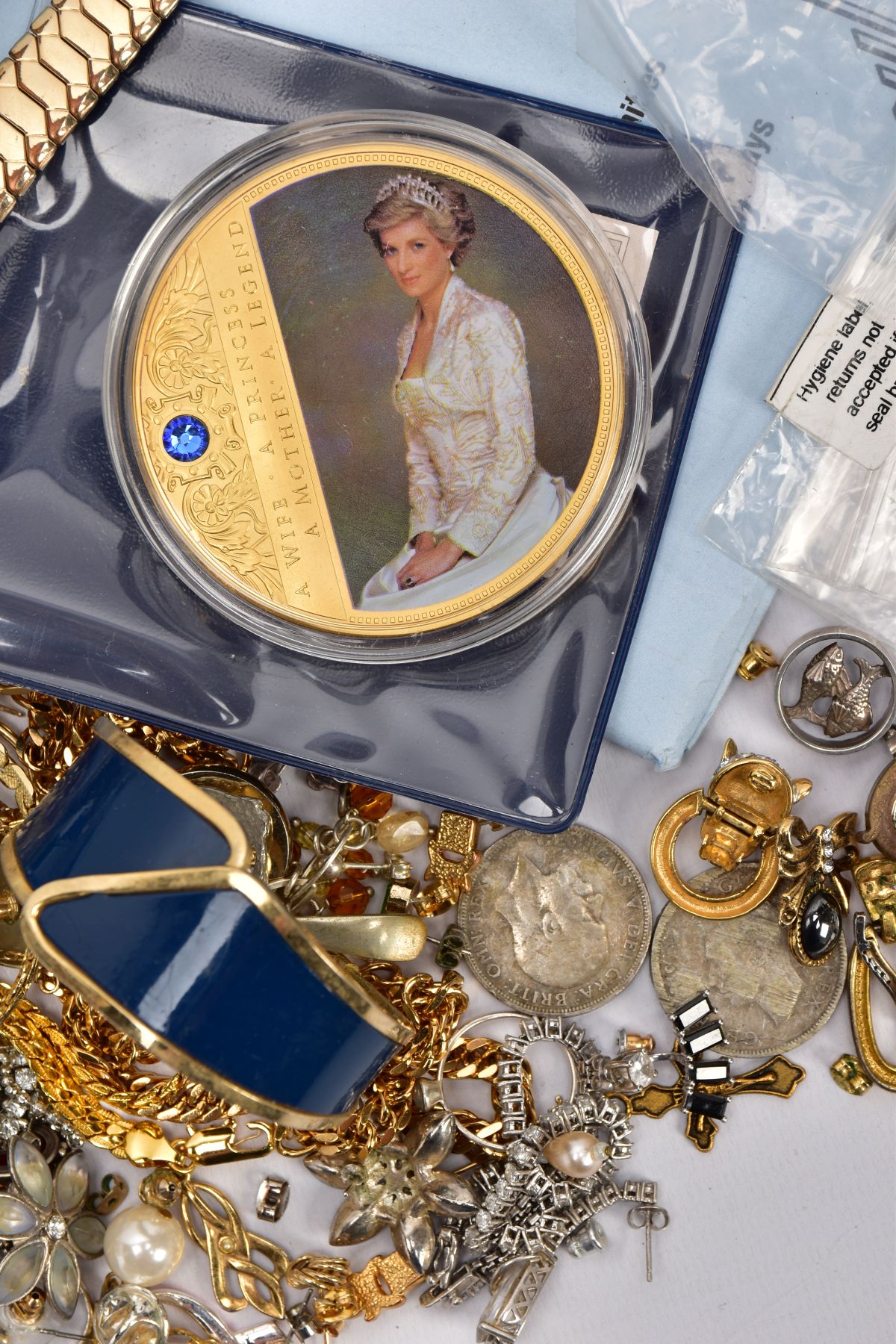 A BAG OF ASSORTED COSTUME JEWELLERY AND ITEMS, to include a pair of white metal, diamond cluster - Image 3 of 4