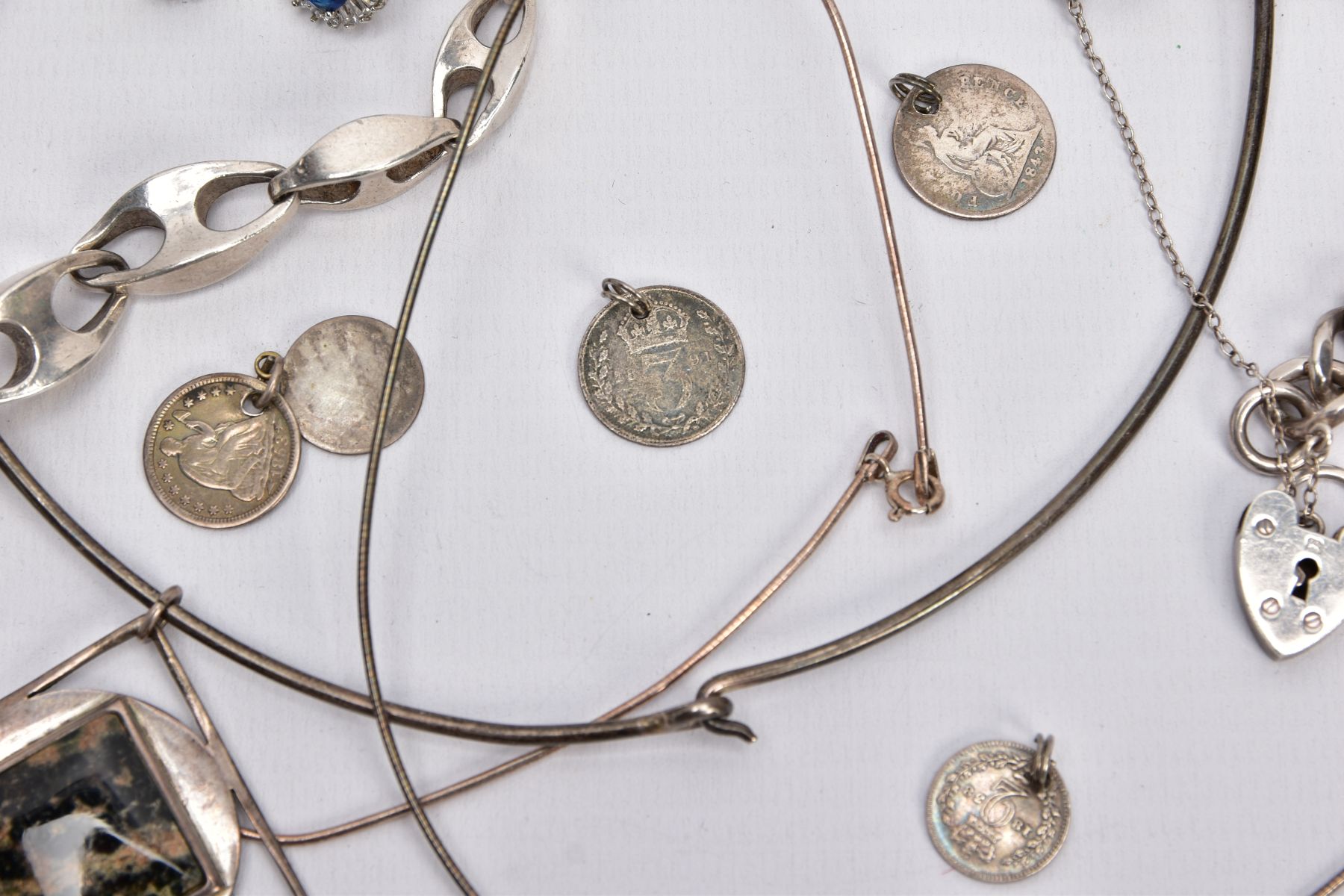 A SELECTION OF SILVER AND WHITE METAL ITEMS, to include a silver charm bracelet, fitted with a heart - Image 3 of 5