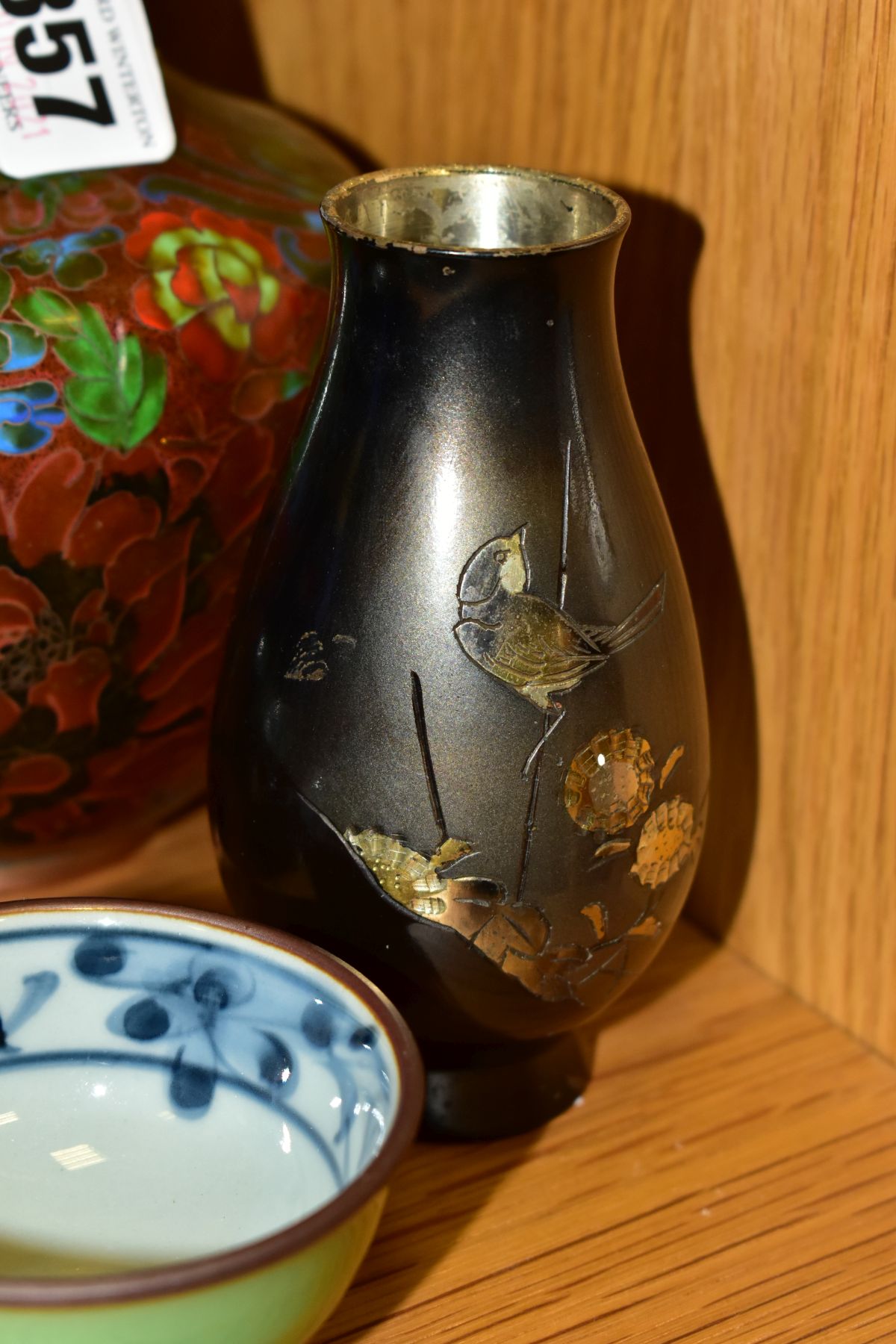 A SMALL GROUP OF MODERN ORIENTAL CLOISONNE, CERAMICS, ETC, including a Cloisonne baluster vase - Image 7 of 9