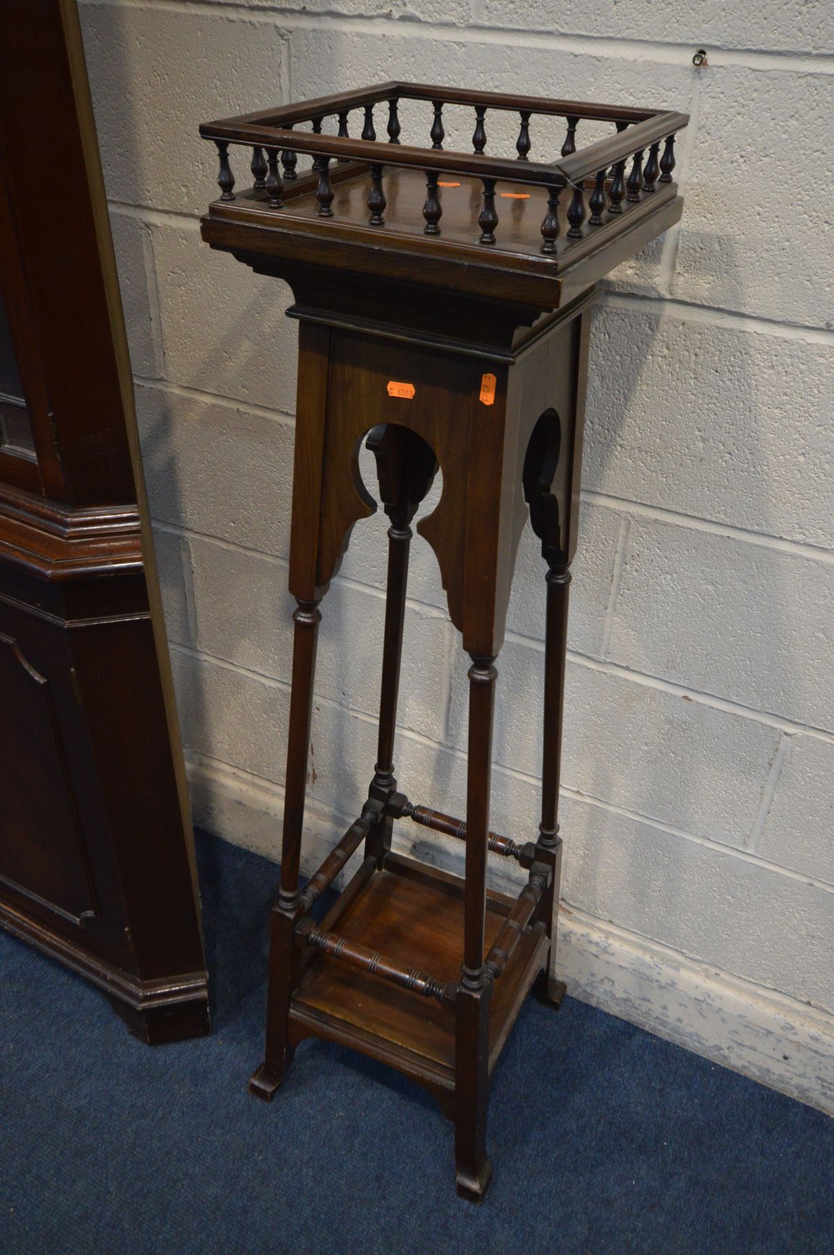 AN EDWARDIAN MAHOGANY TORCHERE STAND, with a spindled gallery top, shaped apron above cylindrical - Image 2 of 4