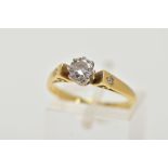 A YELLOW METAL DIAMOND RING, designed with a claw set, round brilliant cut diamond, total