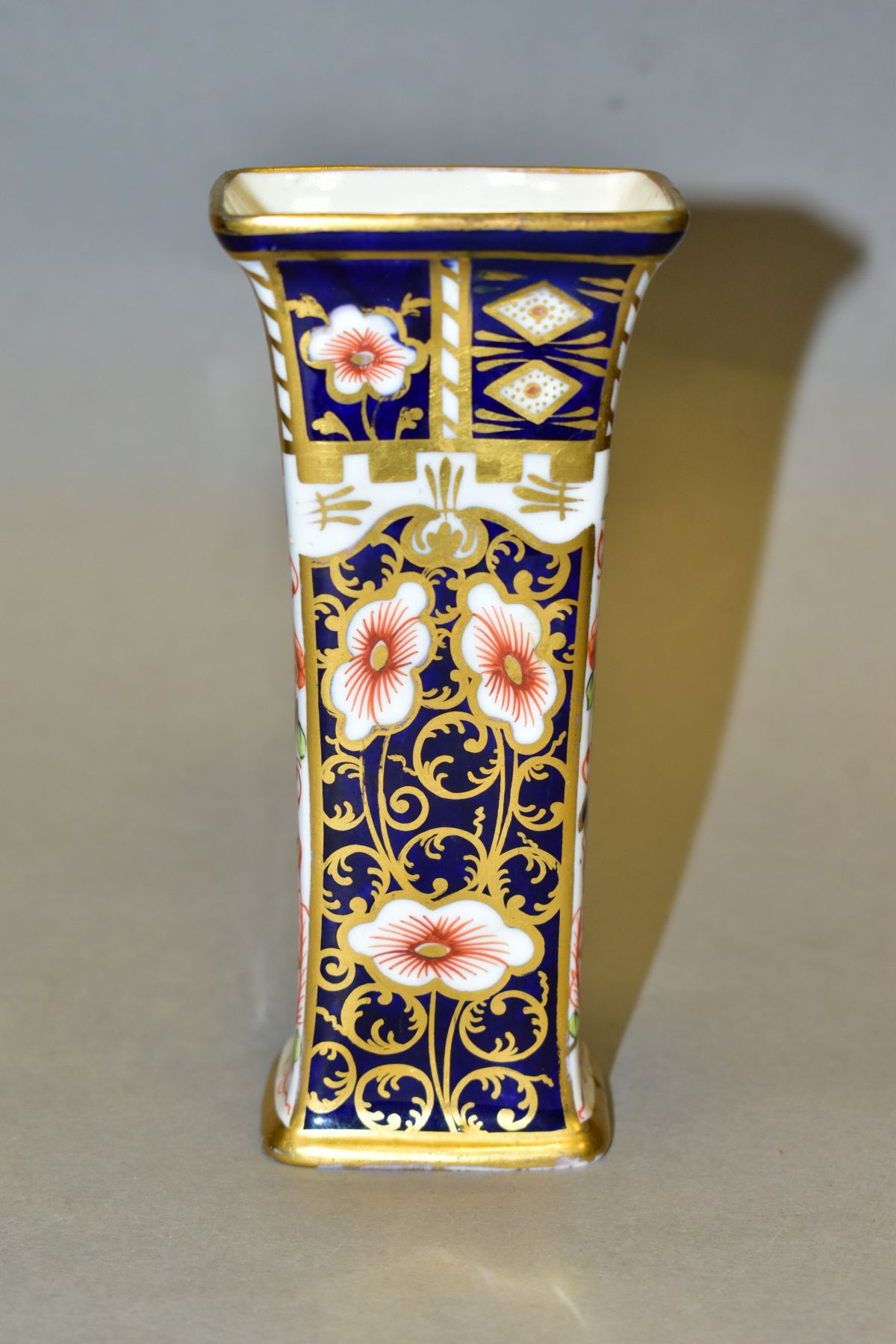 A ROYAL CROWN DERBY IMARI SHAPED RECTANGULAR VASE, shape no 1445, pattern no 6299, bears date cypher - Image 3 of 6