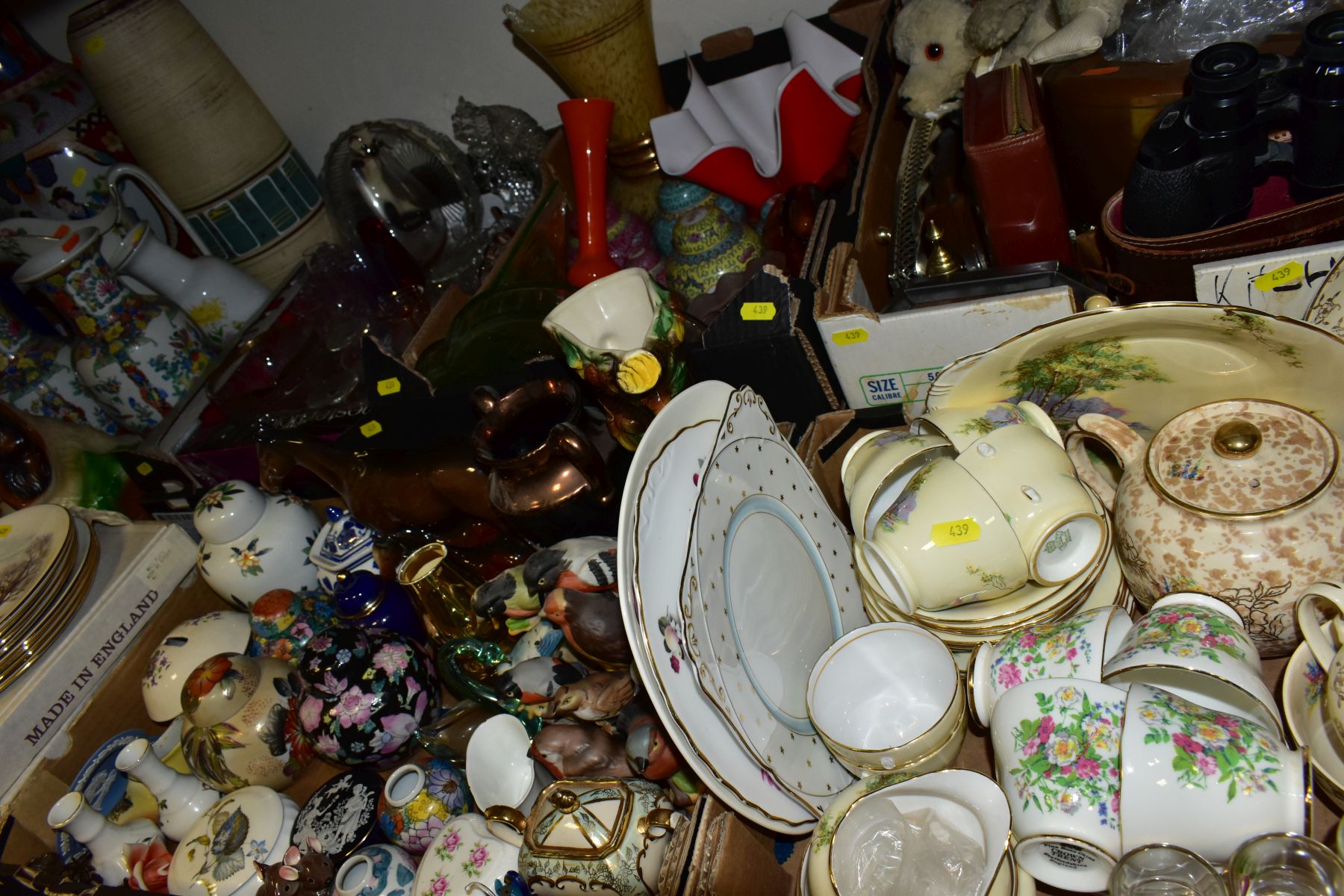 FIVE BOXES AND LOOSE CERAMICS, GLASSWARE AND METALWARES, etc, including two sets of four Royal - Bild 13 aus 13