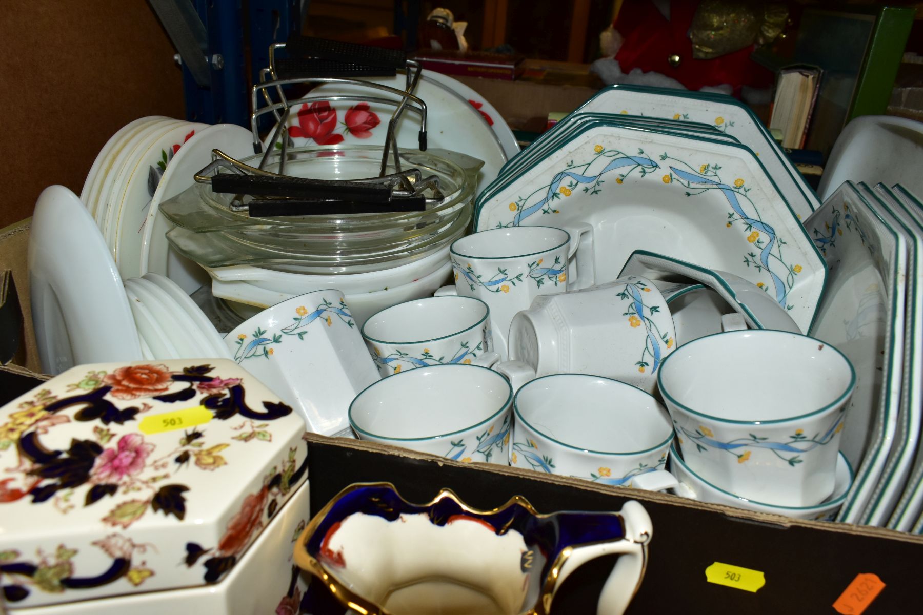 THREE BOXES AND LOOSE DINNERWARES AND ORNAMENTS ETC, to include Johnsons Eternal Belle part dinner - Image 4 of 15