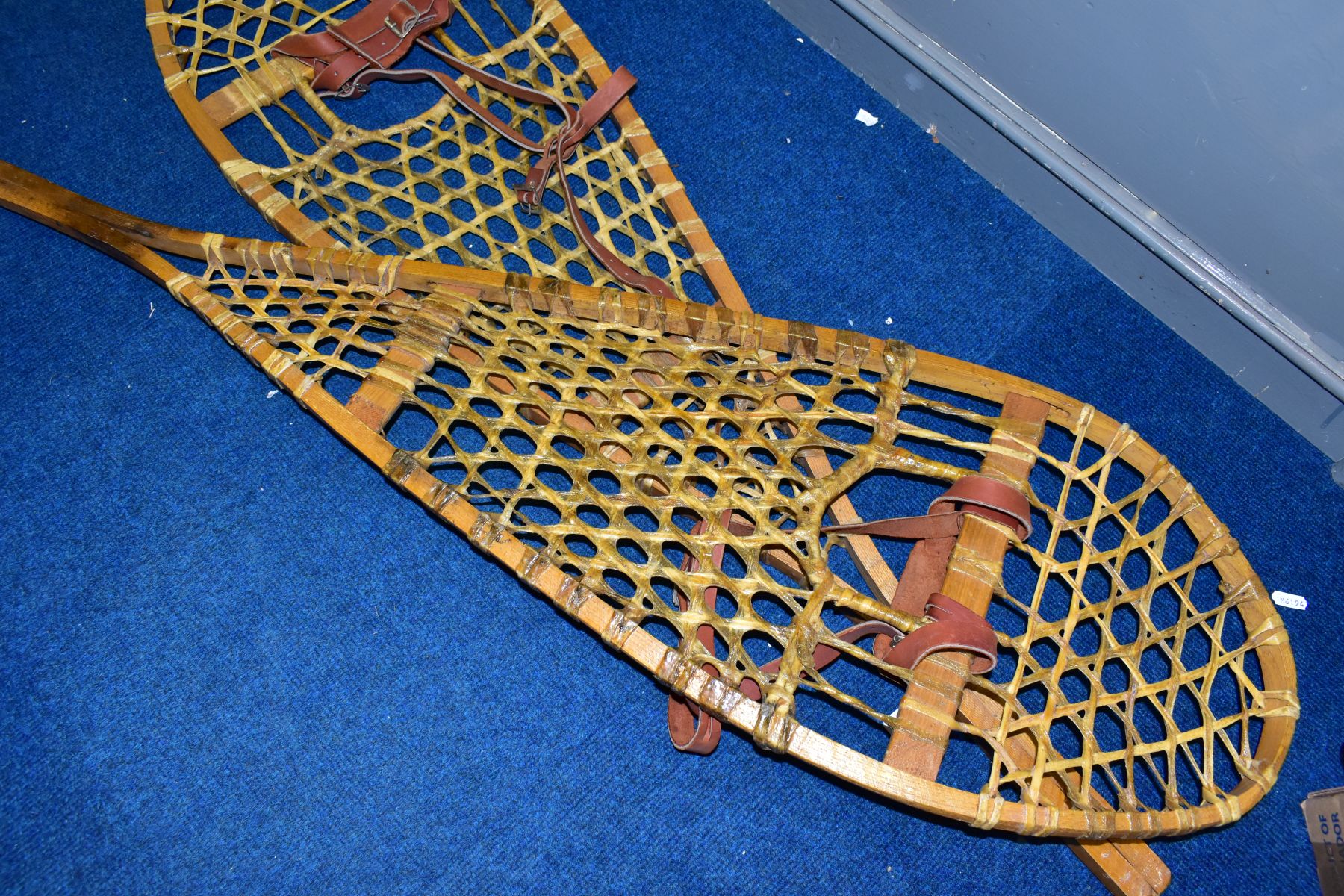 A PAIR OF LATE 20TH CENTURY BENTWOOD AND GUT STRUNG SNOWSHOES, with tan leather straps, length - Image 3 of 4