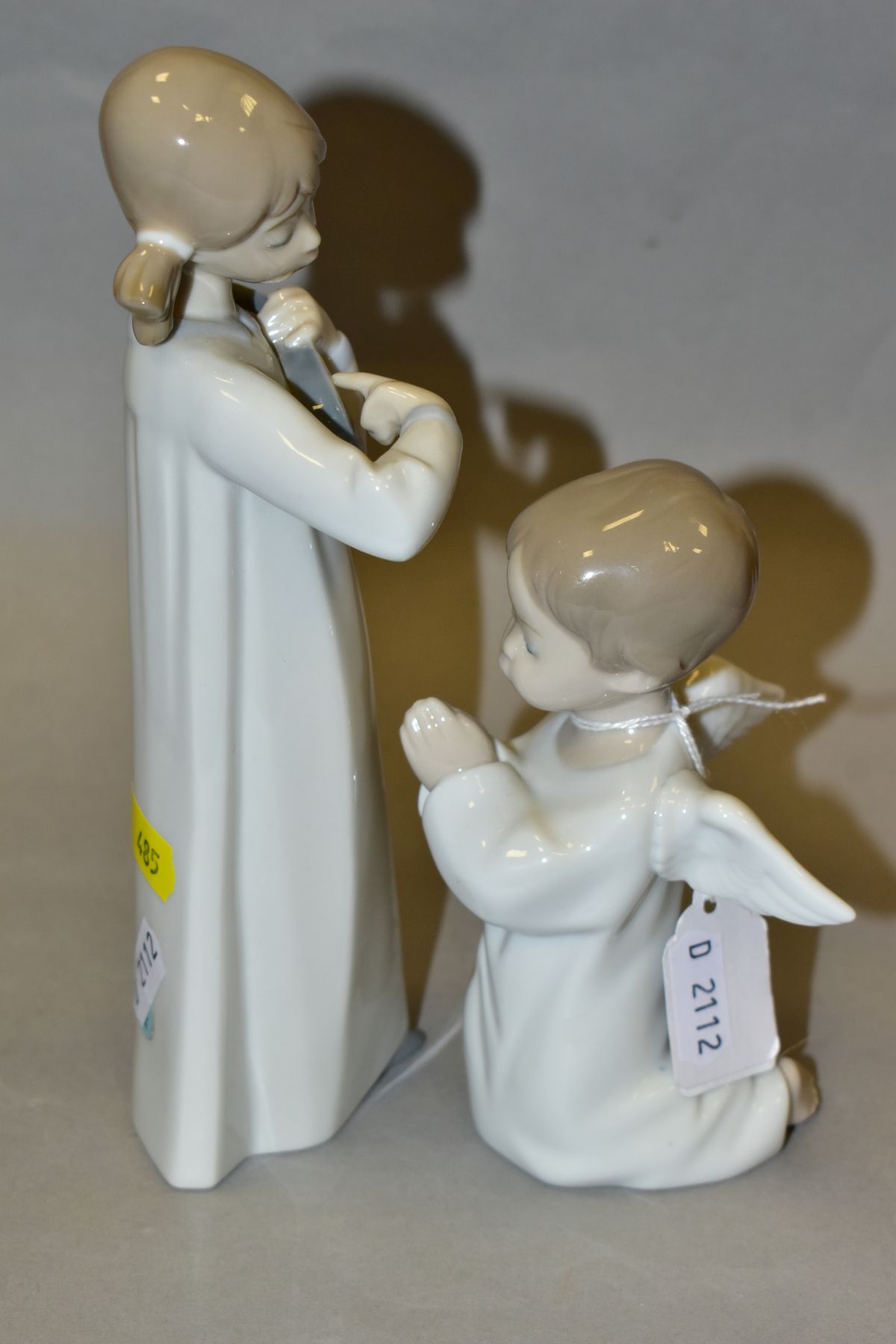 TWO LLADRO FIGURES, comprising Angel Praying No 4538, height 13.5cm and Girl with Guitar No 4871, - Image 4 of 6