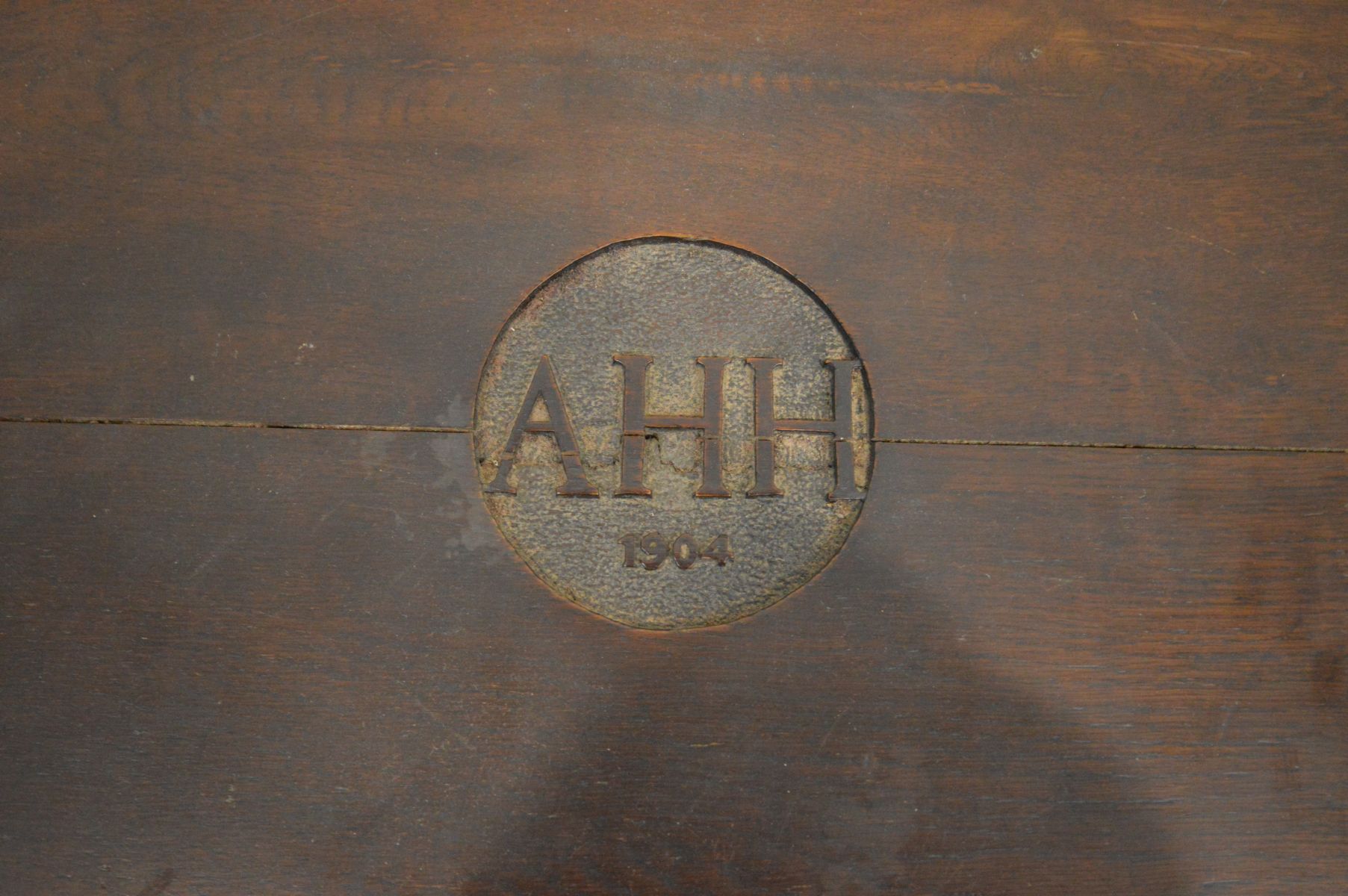 AN EARLY 20TH CENTURY OAK BLANKET CHEST, initialled 'AHH, 1904' to the lid, with twin brass handles, - Image 4 of 6