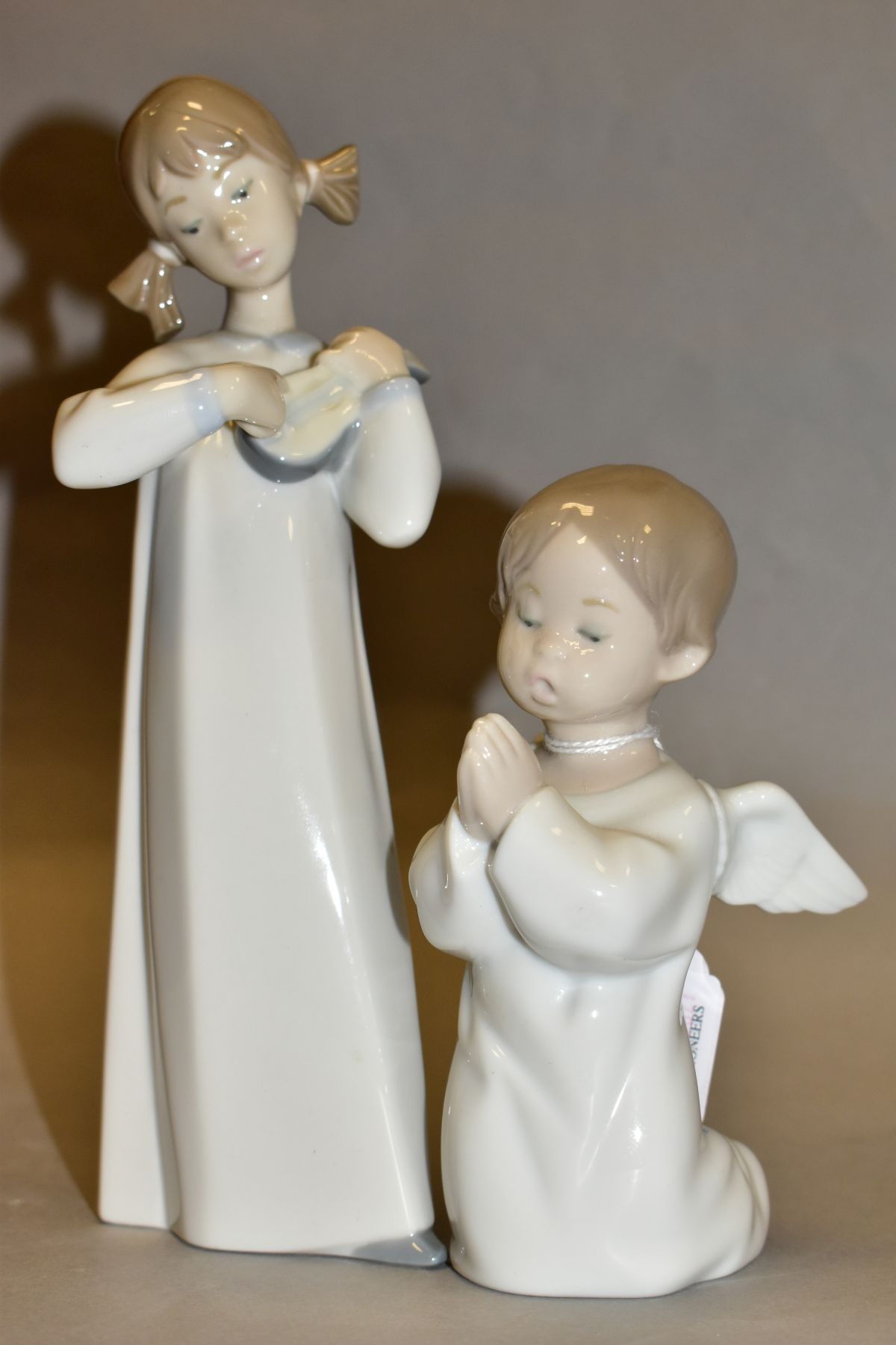 TWO LLADRO FIGURES, comprising Angel Praying No 4538, height 13.5cm and Girl with Guitar No 4871, - Image 6 of 6