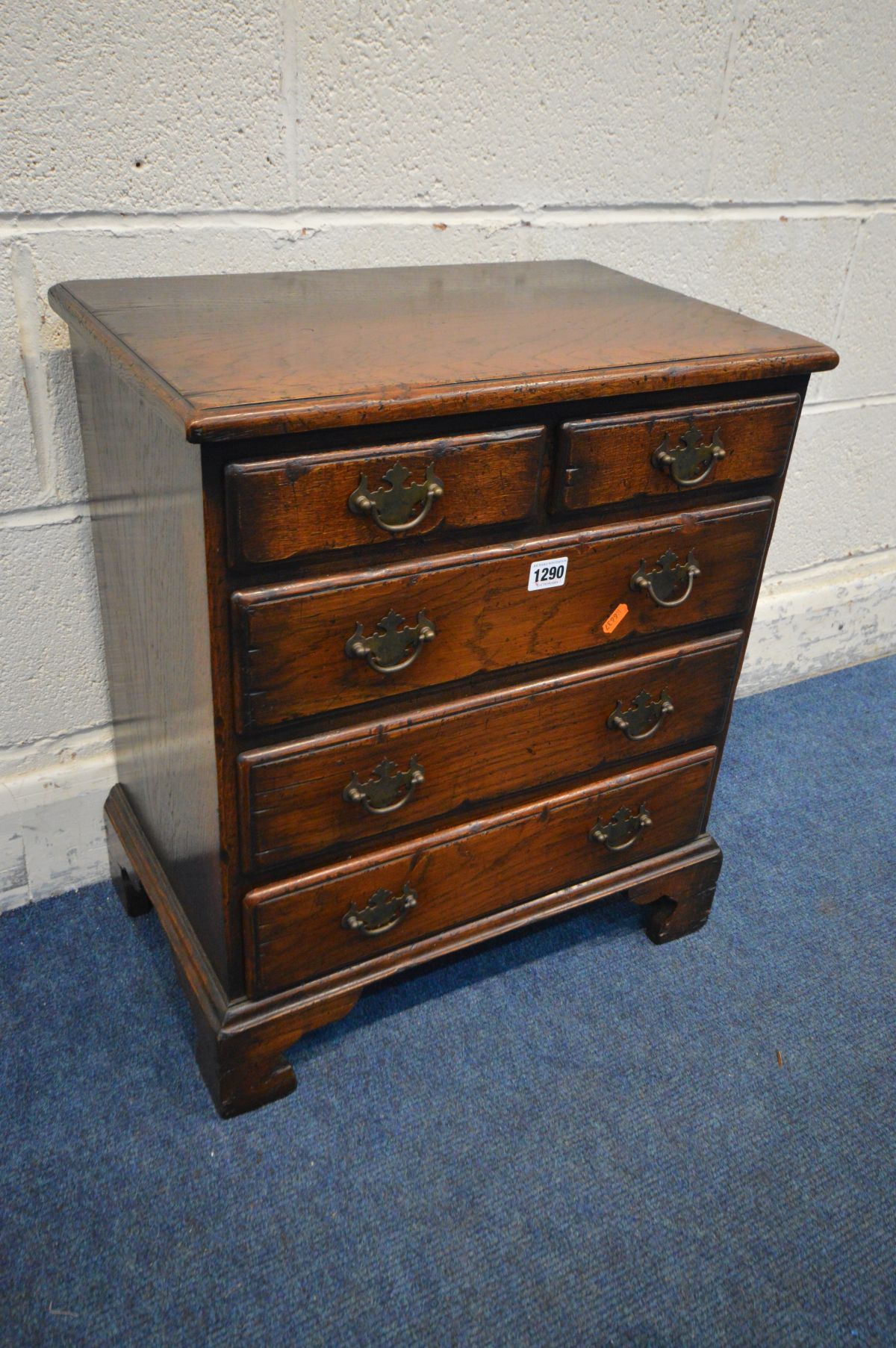 A SMALL OAK REPRODUCTION GEORGIAN STYLE CHEST OF TWO SHORT OVER THREE LONG DRAWERS, with brass - Image 2 of 3