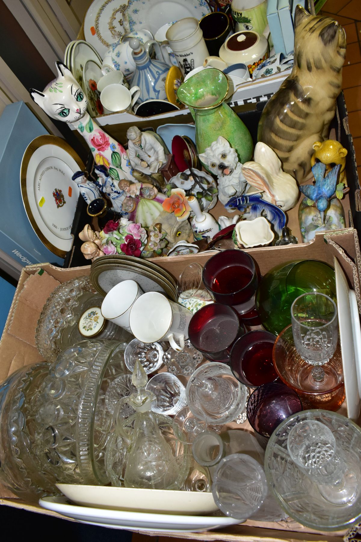 THREE BOXES AND LOOSE OF MISCELLANEOUS GLASS AND CERAMICS, including a boxed Wedgwood Alec Gibson - Image 7 of 7