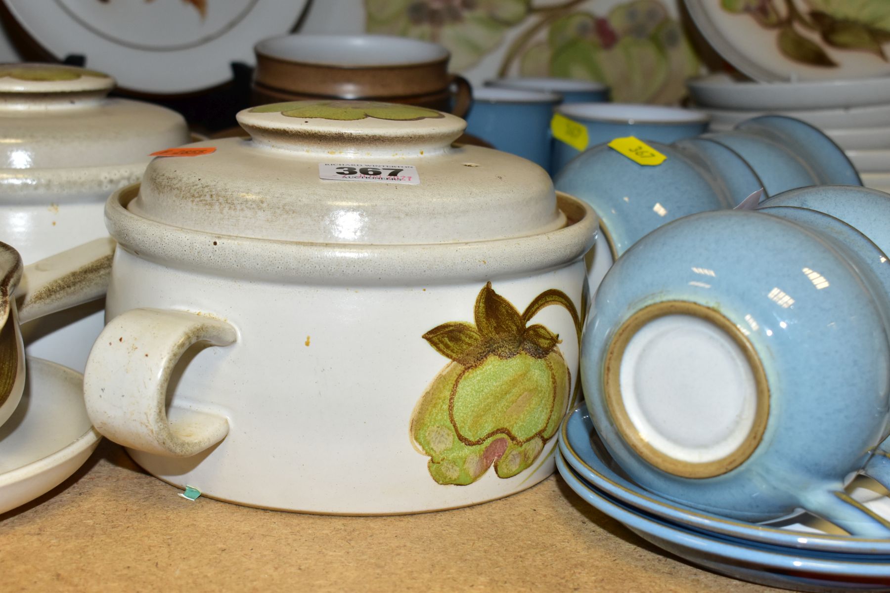 A GROUP OF ASSORTED DENBY DINNER AND TEAWARES AND INCLUDES SECONDS, Cotswold pattern: one tea cup, - Bild 2 aus 7