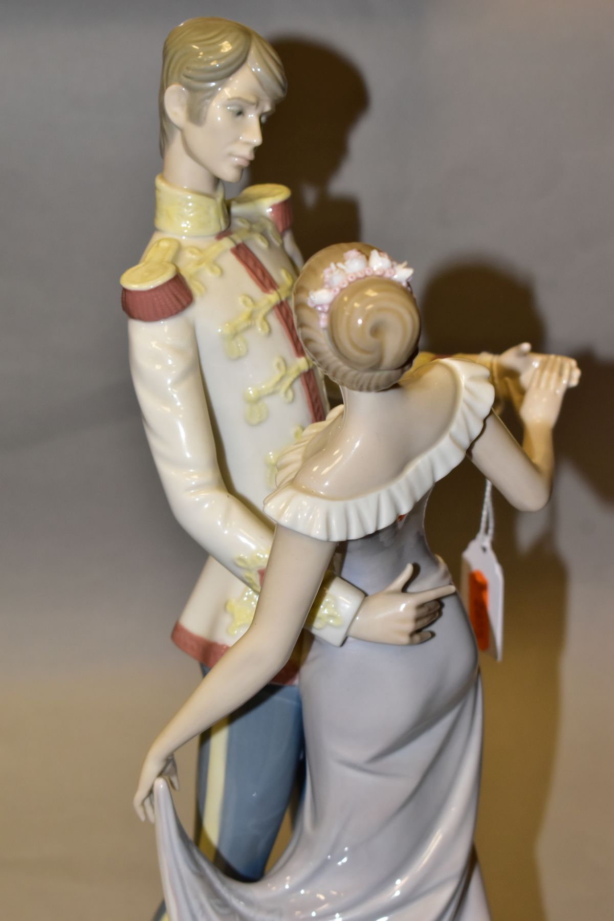 A LLADRO FIGURE GROUP, At The Ball' No5398 (dance in Palace), sculptor Francisco Catala, issued - Bild 7 aus 7