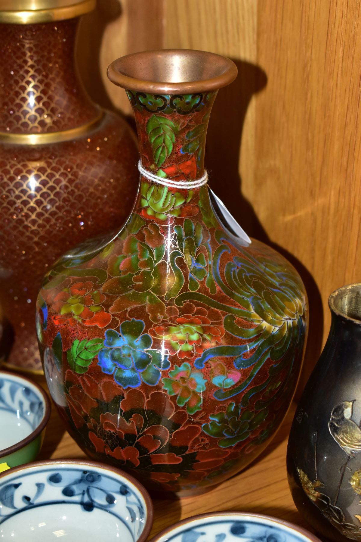 A SMALL GROUP OF MODERN ORIENTAL CLOISONNE, CERAMICS, ETC, including a Cloisonne baluster vase - Image 5 of 9