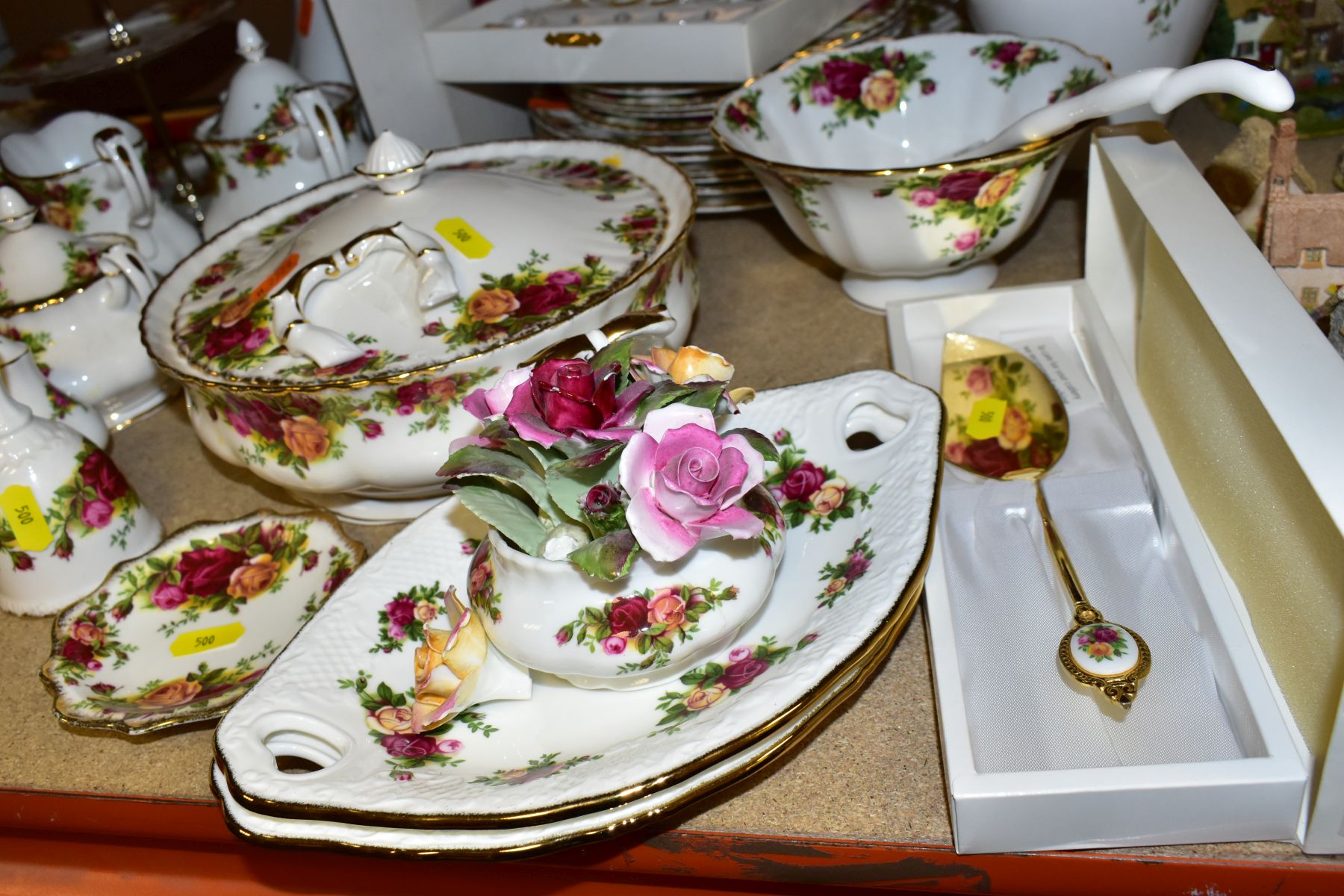 ROYAL ALBERT OLD COUNTRY ROSES PART DINNER SERVICE, comprising twelve dinner plates (six are - Bild 2 aus 13