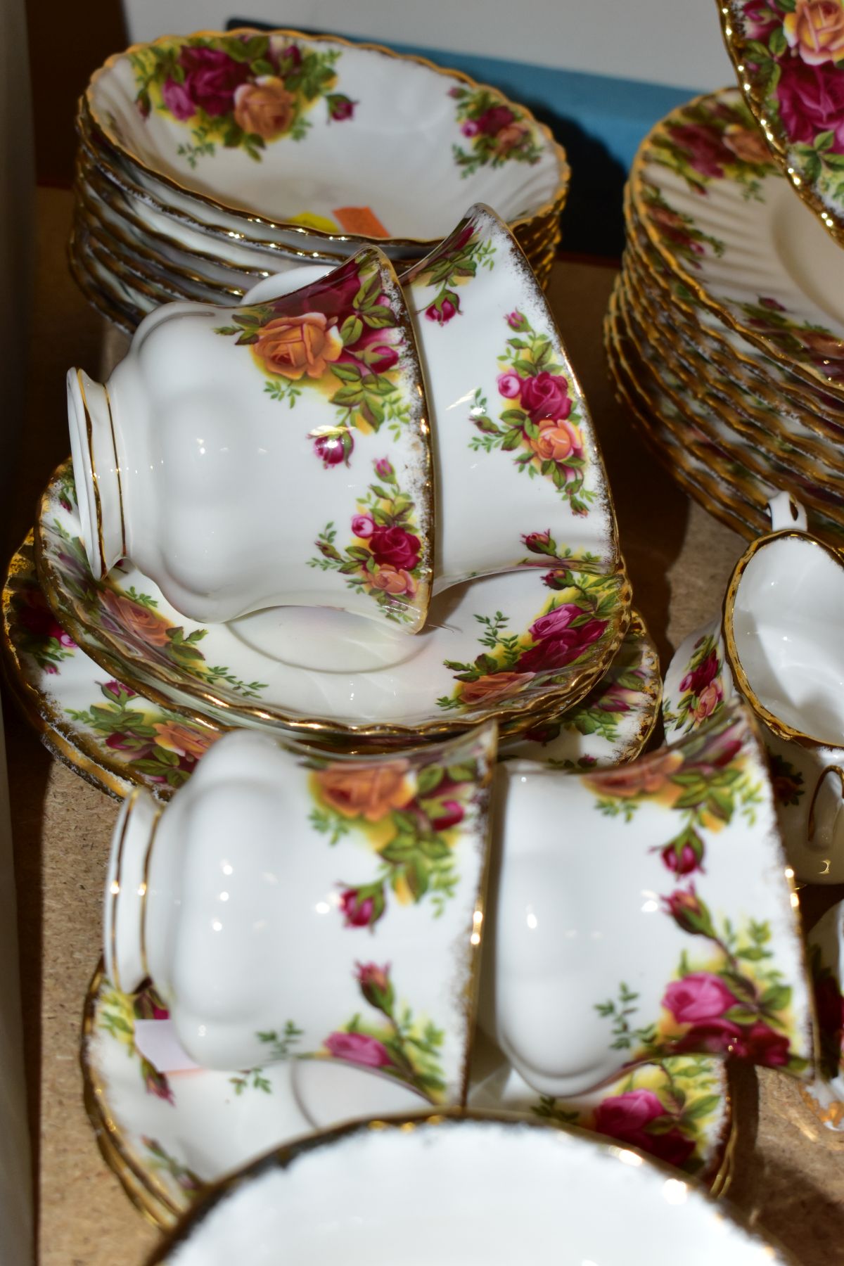 A ROYAL ALBERT OLD COUNTRY ROSES PART DINNER SERVICE AND ORNAMENTAL WARES, comprising ten dinner - Image 6 of 9