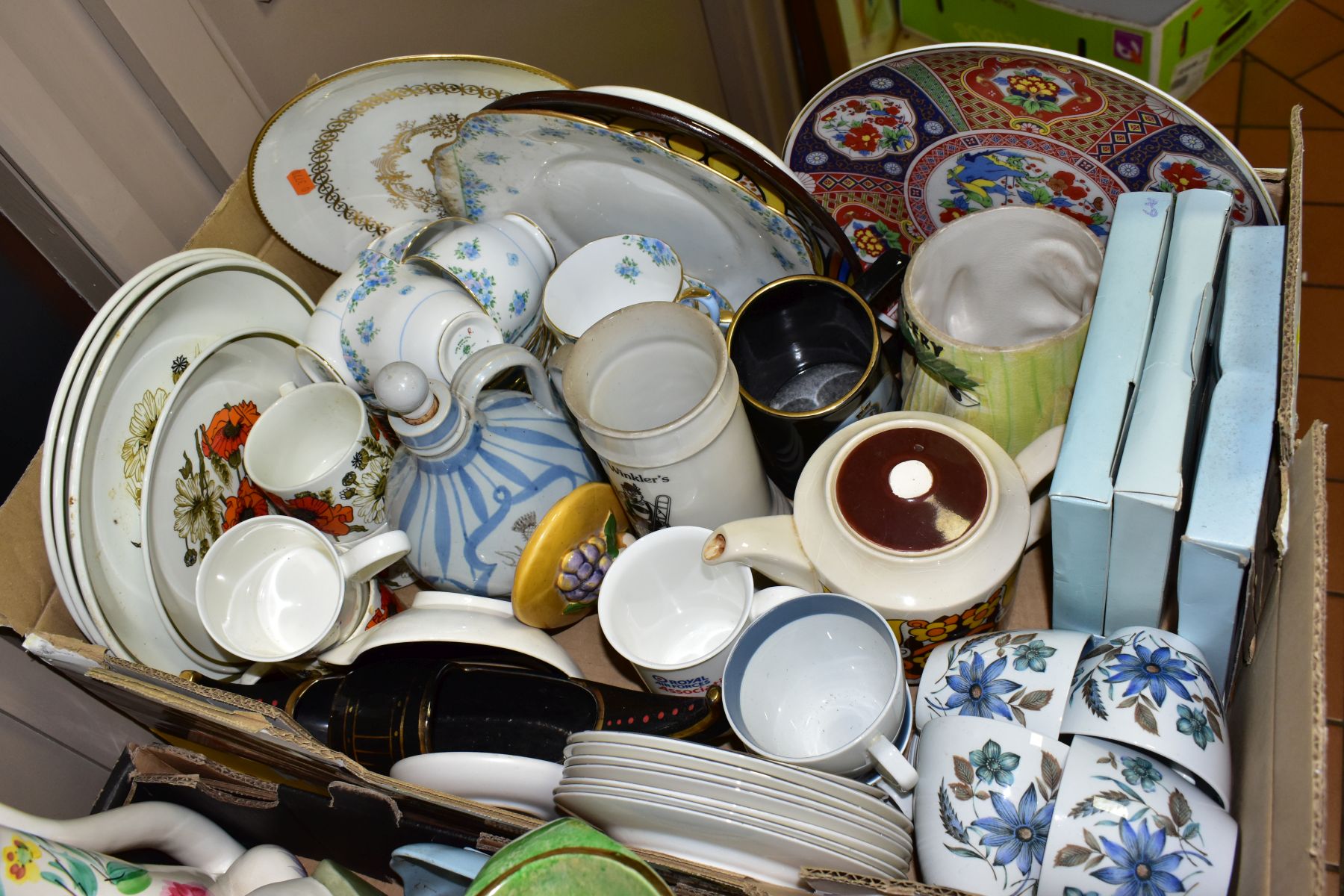 THREE BOXES AND LOOSE OF MISCELLANEOUS GLASS AND CERAMICS, including a boxed Wedgwood Alec Gibson - Image 5 of 7