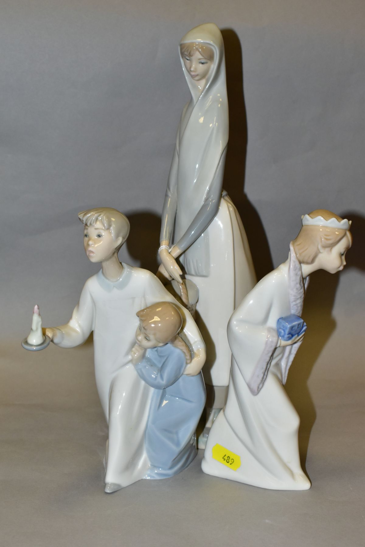 THREE LLADRO FIGURES, comprising Girl with Booklet No 4501 designed by Fulgencio Garcia, height - Bild 5 aus 8