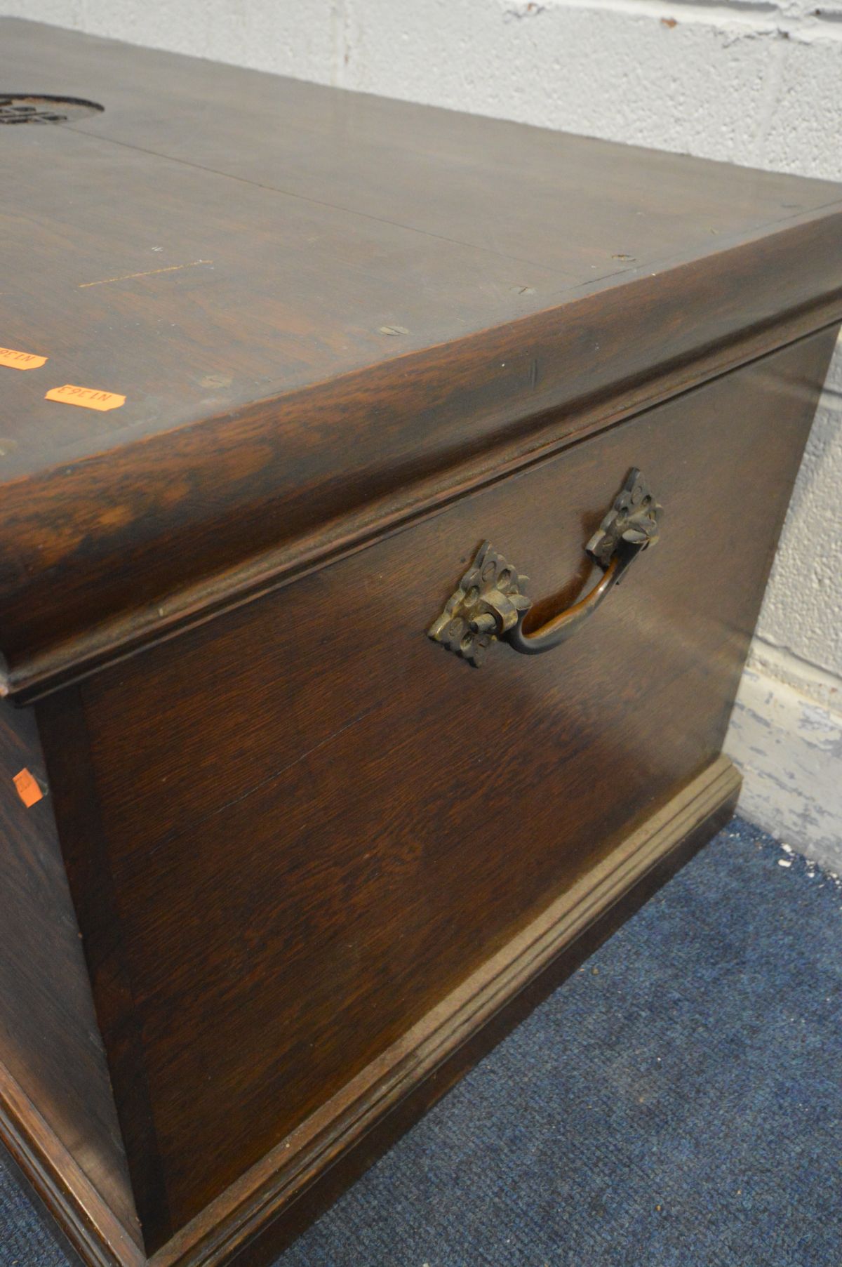 AN EARLY 20TH CENTURY OAK BLANKET CHEST, initialled 'AHH, 1904' to the lid, with twin brass handles, - Image 5 of 6