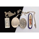 A VICTORIAN BROOCH, SILVER INGOT PENDANT NECKLACE AND A SILVER LOCKET NECKLACE, the Victorian brooch