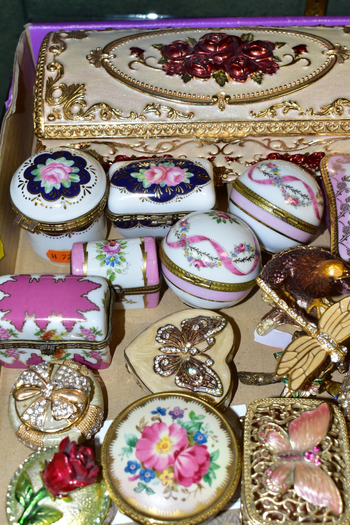 TWO TRAYS OF VARIOUS ORNAMENTS, PERFUME BOTTLES, TRINKET BOXES, ETC, to include Coalport miniature - Bild 8 aus 9