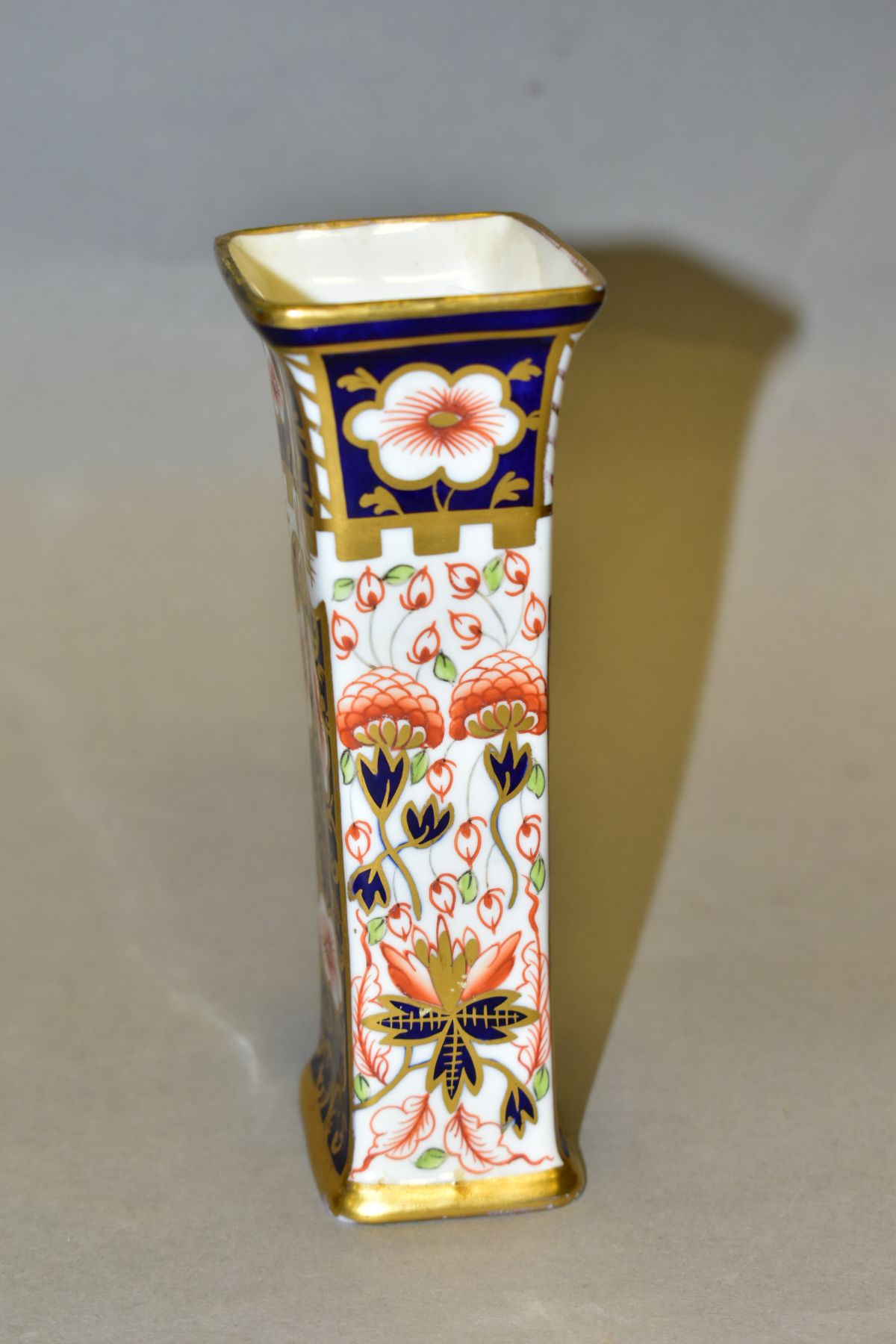 A ROYAL CROWN DERBY IMARI SHAPED RECTANGULAR VASE, shape no 1445, pattern no 6299, bears date cypher - Image 2 of 6